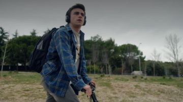 The plaid shirt worn by Samuel (Itzan Escamilla) in Elite S01E01