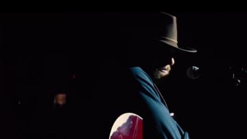 El sombrero de fieltro que lleva Jackson Maine (Bradley Cooper) en A Star Is Born
