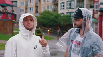 La veste Nike blanche de Squeezie dans sa vidéo "JE SURPRENDS 8 ABONNÉS AUTOUR DU MONDE ❤️????"