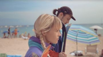 La gorra Lacoste X Supreme usada por Roméo Elvis en el clip Tout Oublier de Angèle