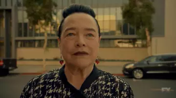 Les boucles d'oreilles rouges de Ms. Mi­riam Mead (Ka­thy Bates) dans Ame­ri­can Hor­ror Story Apo­ca­lypse (S08E04)