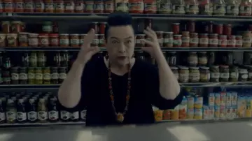 Le collier de Ms. Mi­riam Mead (Ka­thy Bates) dans Ame­ri­can Hor­ror Story Apo­ca­lypse (S08E04)