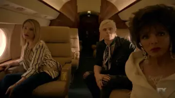 Le jean élimé noir de Mr. Gal­lant (Evan Pe­ters) dans Ame­ri­can Hor­ror Story Apo­ca­lypse (S08E01)