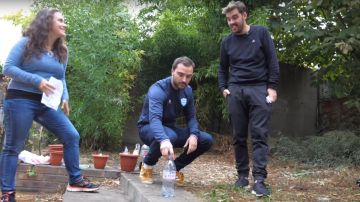 The sweatshirt Le Coq Sportif N1 worn by Peter Croce in the YouTube video We redo the worst challenges in the history of the internet