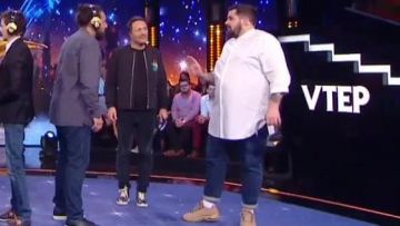 La camisa de cuello largo del abuelo de Artus en viernes todo está permitido con Arthur