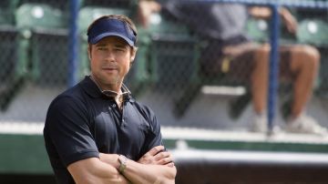 La casquette visière bleu marine portée par Billy Beane (Brad Pitt) dans Le Stratège