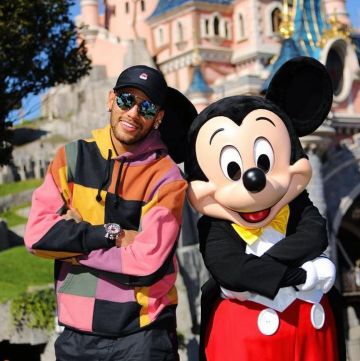 The black hat Nike X Skepta X NRG H86 Earflap of Neymar to Disneyland on his account Instagram @neymarjr
