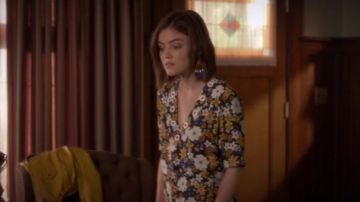 La blouse fleurie Sandro portée par Aria Montgomery (Lucy Hale) dans Pretty Little Liars S07E02