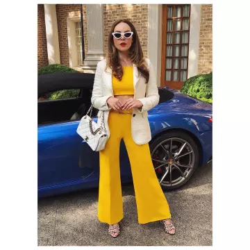 Le sac à main en cuir blanc Chanel 'Timeless' portée Elizabeth Gillies sur son compte Instagram @lizgillz pour le tournage de la saison 2 de Dynasty