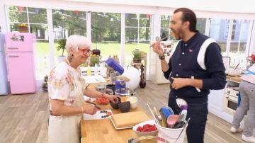 La Veste Bomber à Patch Maison Kitsuné de Cyril Lignac dans Le meilleur pâtissier du 10/09/2018