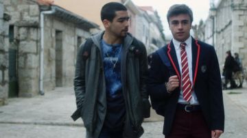 The leather belt of Samuel (Itzan Escamilla) in Elite S01E01