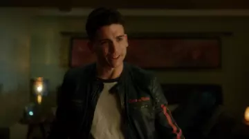 The jacket motorcycle Nano (Jaime Lorente) in Elite (S01E01)