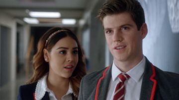 The headband of Lu (Danna Paola) in Elite (S01E01)