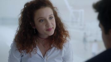 Le choker lacet de Marina (María Pedraza) dans Élite (S01E02)