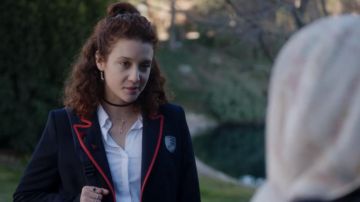 The choker black Marina (María Pedraza) in Elite (S01E01)