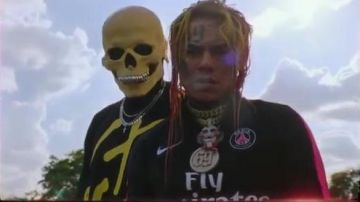 The jacket sûrvetement blue and pink of the PSG scope by 6ix9ine in his video clip "Aulos Reloaded" ft. Vladimir Nightmare