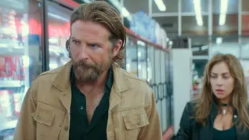 La veste en jean beige de Jackson Maine (Bradley Cooper) dans A Star Is Born