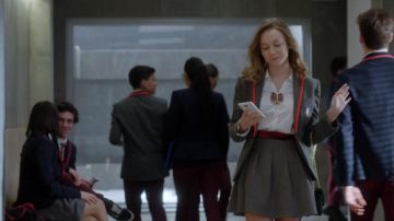 The waistband of Carla (Ester Expósito) in Elite (S01E01)