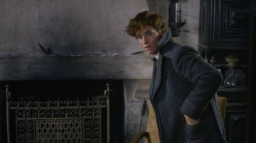 Grey Coat worn by Newt Scamander (Eddie Redmayne) as seen in Fantastic Beasts: The Crimes of Grindelwald
