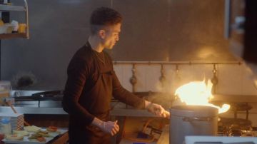 Le tablier de cuisine de Nano (Jaime Lorente) dans Élite (S01E02)