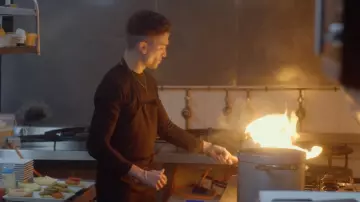 The kitchen apron of Nano (Jaime Lorente) in Elite (S01E02)