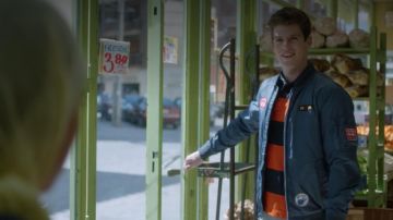 Le blouson bleu de Guzmán (Miguel Bernardeau) dans Élite S01E02