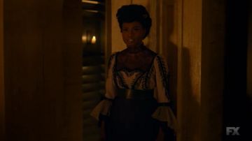 Top bordado de Dino Stevens (Adina Porter) como se ve en American Horror Story Apocalypse (S08E04)