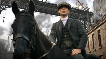 Thomas Shelby (Cillian Murphy) club rayé col de chemise comme on le voit dans Peaky Oeillères S01E01