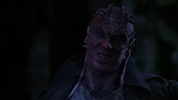 The mask Peloquin (Oliver Parker) in Cabal