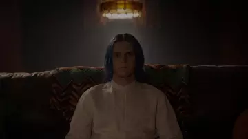 La chemise col mao de Kai Anderson (Evan Peters) dans American Horror Story (S07E07)