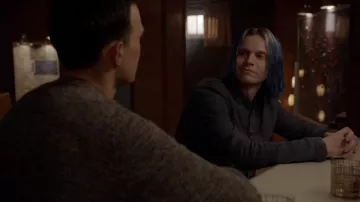 The shirt collar mao Kai Anderson (Evan Peters) in American Horror Story (S07E08)