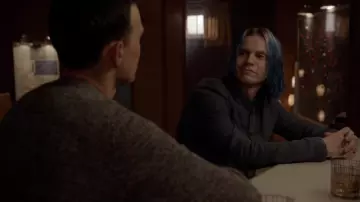 La chemise col mao de Kai Anderson (Evan Peters) dans American Horror Story (S07E08)