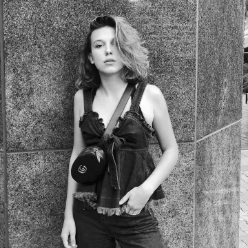 The bum bag leather black Gucci of Millie Bobby Brown's account on the instagram of @milliebobbybrown