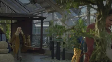 The trench coat yellow oversize of Annie Landsberg (Sonoya Mizuno) in Maniac S01E02