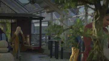 Gabardina amarilla oversize de Annie Landsberg (Sonoya Mizuno) en Maniac S01E02