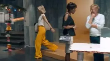 Le pantalon jaune fluide de Constance Brandt (Laurence Arné) dans la Ch'tite Fa­mille