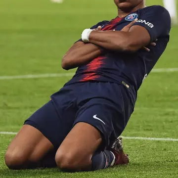 Les crampons bordeaux Nike Mercurial Superfly 360 Elite de Kylian Mbappé sur le compte Instagram de @brkicks