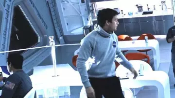 Le sweatshirt gris de la Nasa porté par Chris Beck (Sebastian Stan) dans Seul sur Mars