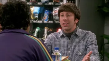 La chemise à carreaux grise Salt Valley portée par Howard Wolowitz (Simon Helberg) dans The Big Bang Theory S12E03
