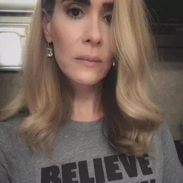Le t-shirt gris Believe Women porté par Sarah Paulson sur son compte Instagram @mssarahcatharinepaulson