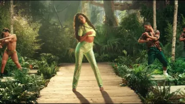 L'ensemble vert fluo Saks Pott de Selena Gomez dans le clip de DJ Snake "Taki Taki" ft. Selena Gomez, Ozuna, Cardi B