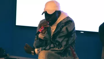 Chaqueta vaquera Balenciaga de Dadju en el videoclip Jaloux (Live)