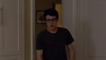 The t-shirt Logan Wallace (Dylan Minnette) in The Open House