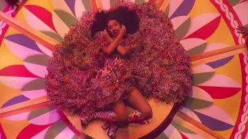 Les bottes Dolce & Gabbana de Cardi B pendant sa performance aux American Music Awards 2018