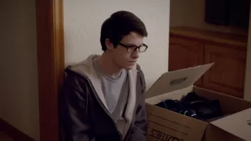 The t-shirt Logan Wallace (Dylan Minnette) in The Open House