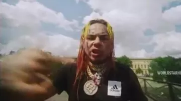 The Billy the Puppet pendant of 6ix9ine in the music video "Aulos Reloaded"
