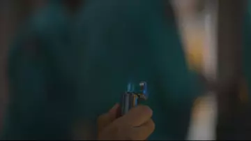 encendedor de antorcha de bolsillo del Dr. Azumi Fujita (Sonoya Mizuno) en Maniac (S01E05)