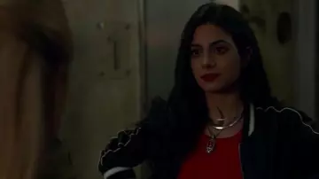 La veste bomber noire de Isabelle Lightwood (Emeraude Toubia) dans Shadowhunters : The Mortal Instruments S02E04