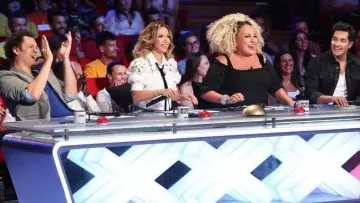 La camisa de manga corta y bordado inglés de Hélène Ségara en Francia tiene un talento increíble