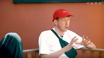 La casquette rouge BYHD Boyhood porté par Eddy de Pretto dans la vidéo YouTube "Thomas Ngijol vs. Eddy De Pretto | Interview(s)"